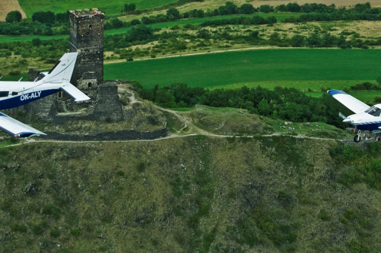 Экскурсии в Праге на частном самолёте, самолёты с туристами пролетают над замком Бездез