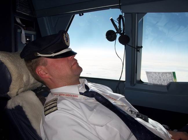 усталый пилот fatigued pilot